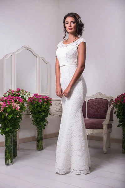 アンティークのインテリアに白いドレスの若い美しい花嫁 — ストック写真