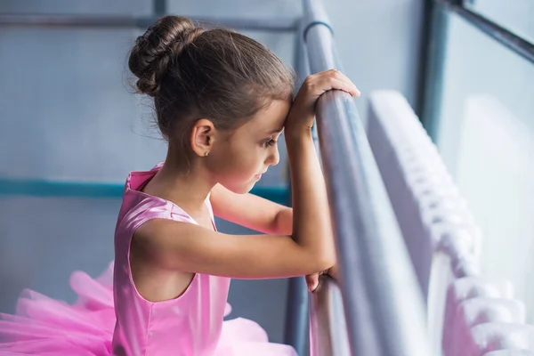 Ballerina im Ballettsaal auf der Tanzfläche — Stockfoto
