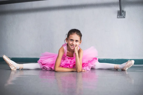 Schöne kleine Ballerina im rosa Kleid im Tanzkurs — Stockfoto