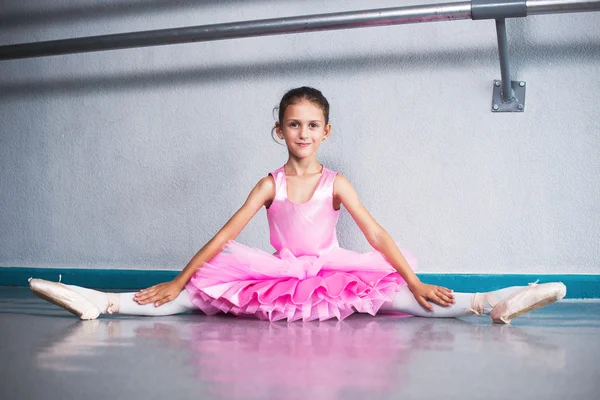 Bela pequena bailarina em vestido rosa na aula de dança — Fotografia de Stock