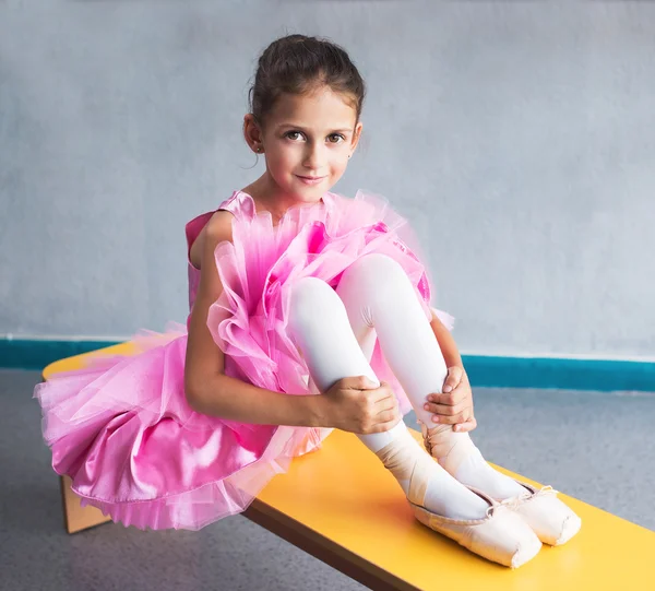 Hermosa pequeña bailarina en vestido rosa en clase de baile —  Fotos de Stock