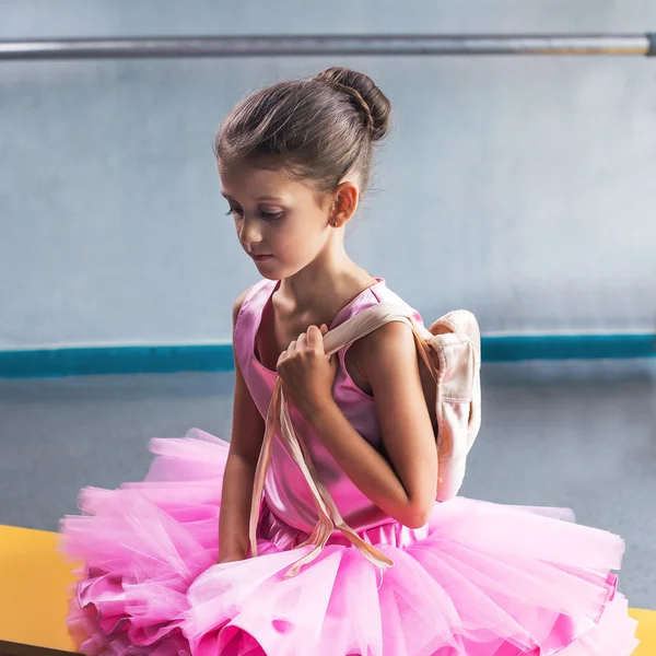 Schöne kleine Ballerina im rosa Kleid im Tanzkurs — Stockfoto