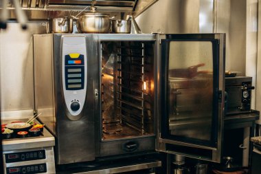 Restoran mutfağında profesyonel fırın, yemek pişirmek ve pişirmek için kullanılan paslanmaz çelik ticari ekipman. Endüstriyel mutfak içi.