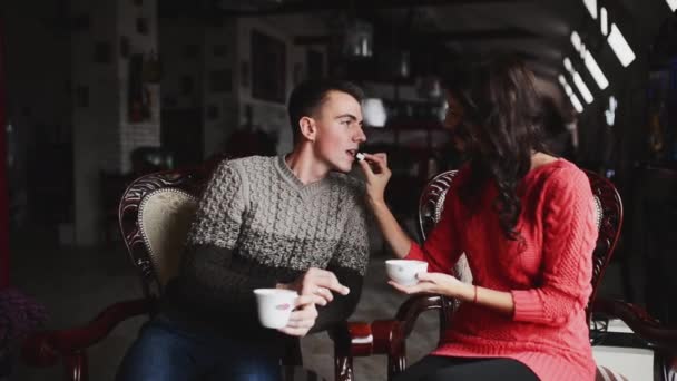 Любляча пара в кафе — стокове відео