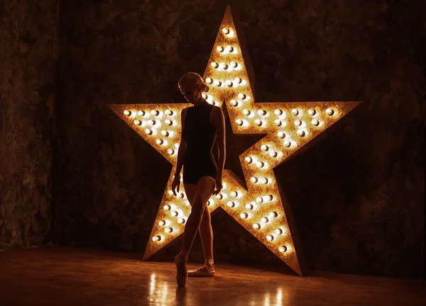 Graciosa bailarina delgada dançando em estúdio — Fotografia de Stock