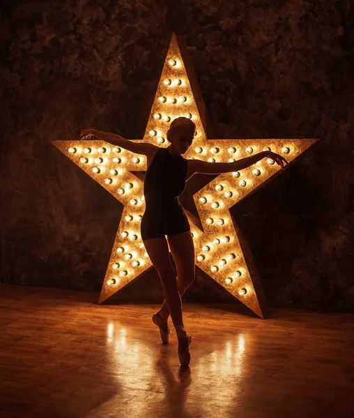 Graciosa bailarina delgada dançando em estúdio — Fotografia de Stock