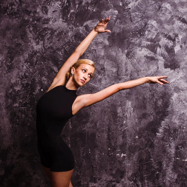 Sierlijke slanke ballerina dansen in studio — Stockfoto