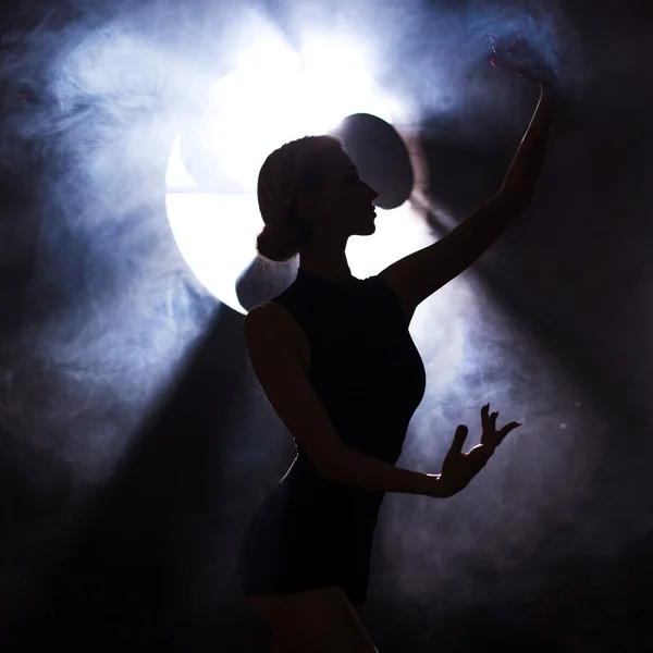 Zgrabna szczupła baleriny taniec w studio — Zdjęcie stockowe