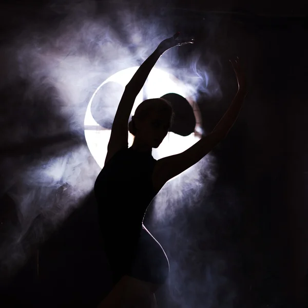 Χαριτωμένη μπαλαρίνα λεπτό που χορεύουν στο στούντιο — Φωτογραφία Αρχείου