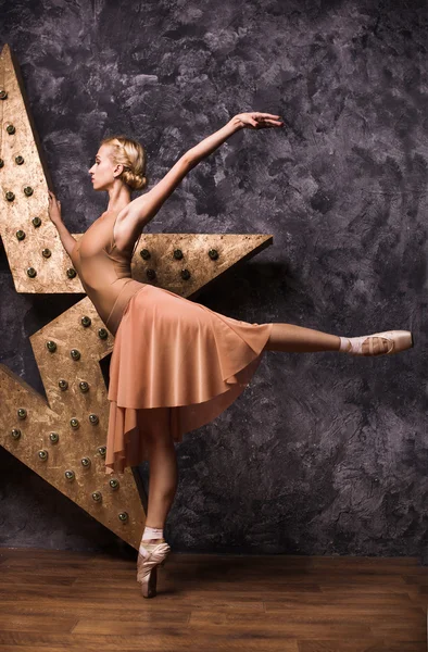 Graciosa bailarina delgada dançando em estúdio — Fotografia de Stock