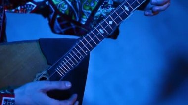 Bir melodi bir akordiyonist çalış
