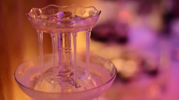 Свадьба у фонтана шампанского — стоковое видео
