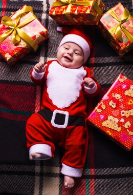 Mavi arka planda Noel Baba şapkası olan küçük tatlı bir kız.