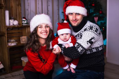 Aile Yılbaşı arifesinde dekore edilmiş Oda