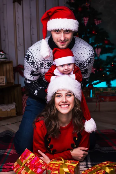 Familia en la habitación decorada en la víspera de Año Nuevo — Foto de Stock