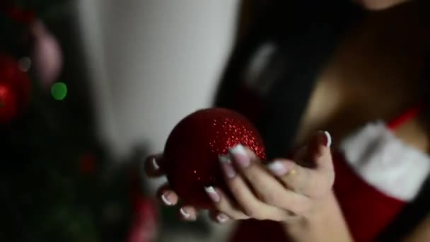 Vrouw versieren kerstboom — Stockvideo