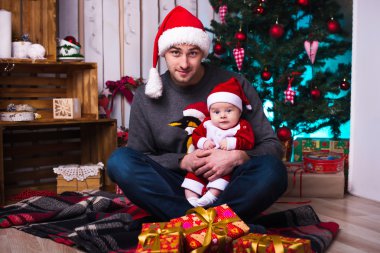 babası ve çocuğu Santa şapka Noel hediyeleri, Noel kavramı