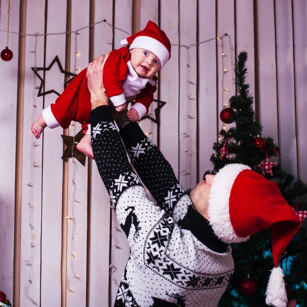 Pai e menino em Papai Noel presentes de Natal, conceito de Natal — Fotografia de Stock