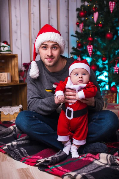 Pai e menino em Papai Noel presentes de Natal, conceito de Natal — Fotografia de Stock