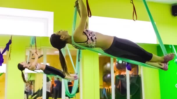 Hava Yoga ya da havada pratik yoga. Bir yumuşak kumaş trapez üzerinde uygulanmaktadır. — Stok video
