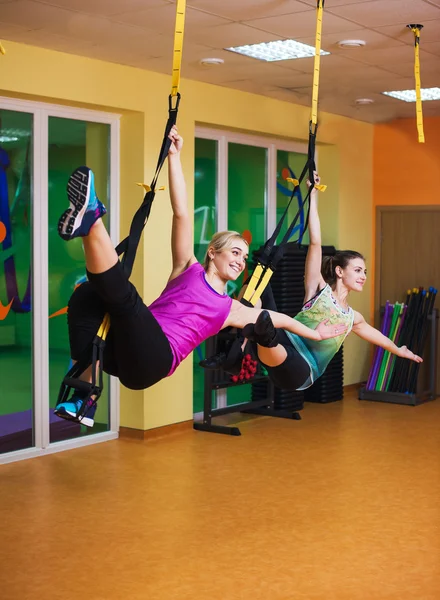 Frauen beim Liegestütz-Training mit Trageschlaufen im Fitnessstudio-Konzept Workout gesunder Lifestyle-Sport — Stockfoto