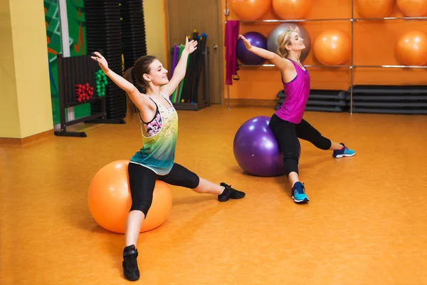 Fitness, Sport, Training und Lifestylekonzept - Gruppe lächelnder Frauen mit Gymnastikbällen im Fitnessstudio — Stockfoto