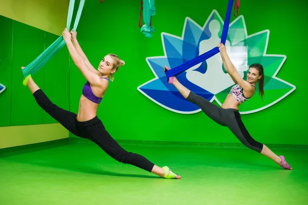 空中的瑜伽练习-反重力瑜伽与围巾 — 图库照片