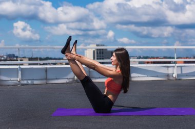 Yoga ve meditasyon modern bir urbanistic şehirde. Genç çekici kız - karşı modern gökdelenler yoga meditasyon