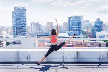 Yoga ve meditasyon modern bir urbanistic şehirde. Genç çekici kız - karşı modern gökdelenler yoga meditasyon