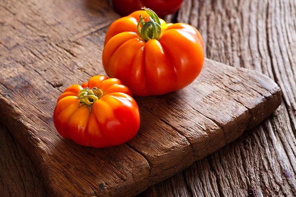 Zwei reife Rindfleischtomaten auf Schneidebrett — Stockfoto