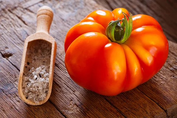 Filete maduro de tomate y sal en cucharada de especias —  Fotos de Stock
