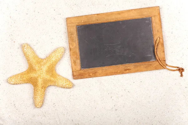 Starfish e Slate Blackboard na areia — Fotografia de Stock