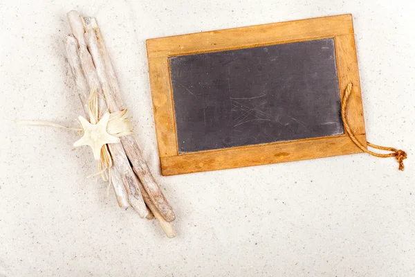 Driftwood e Slate Blackboard na areia — Fotografia de Stock