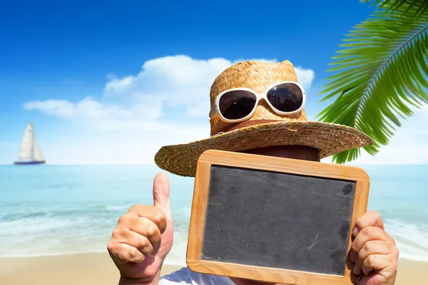 Man with straw hat and sunglasses holds blank slate blackboard — Stock Photo, Image