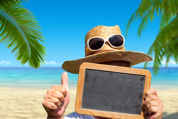 Hombre con sombrero de paja y gafas de sol sostiene pizarra en blanco pizarra —  Fotos de Stock