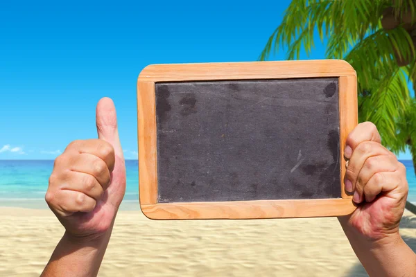 Mãos segurando um quadro branco no ar — Fotografia de Stock