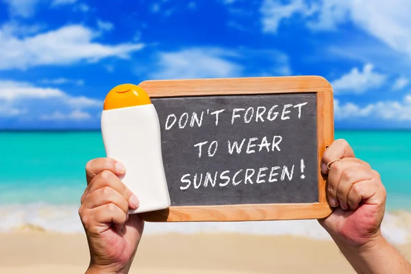 Mensaje de texto - No te olvides de usar protector solar en una pizarra — Foto de Stock