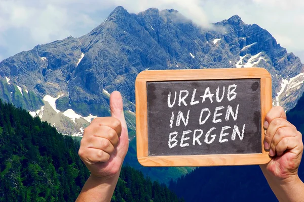 Mensaje de texto - Urlaub in den Bergen on a slate —  Fotos de Stock