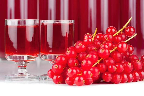 Grosellas rojas y licor en un vaso —  Fotos de Stock