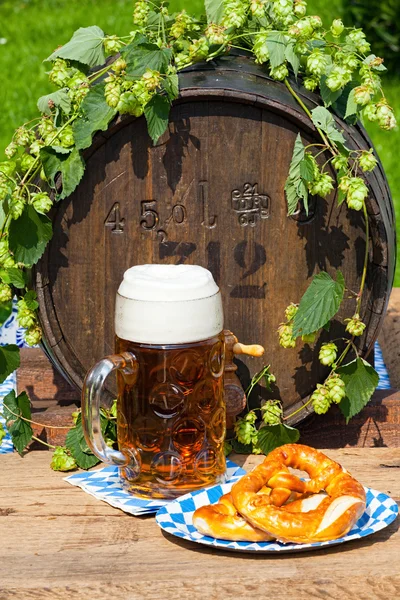 Barrel with hops and a large glass of beer — Stock Photo, Image