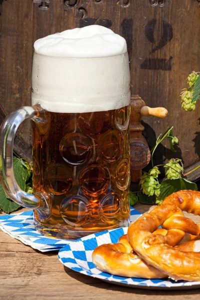 Barrel with hops and a large glass of beer — Stock Photo, Image