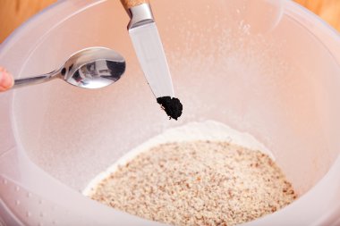 Bıçağın ucu vanilya işareti hamur içine vermek