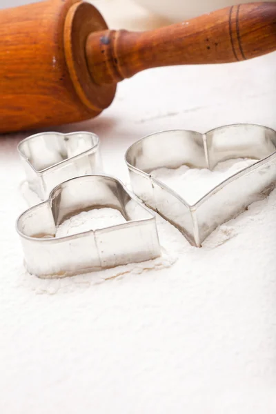 Cookie cutters en deegroller — Stockfoto