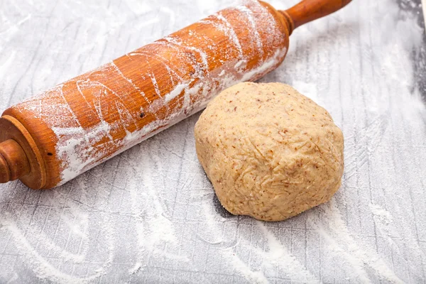 Mattarello di legno e una palla di pasta — Foto Stock