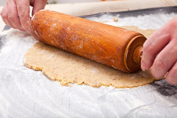 Roll out the biscuit dough on the baking mat — Stock Photo, Image