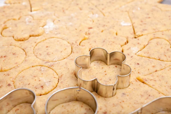 Cortadores de biscoitos em massa de biscoito fresca — Fotografia de Stock