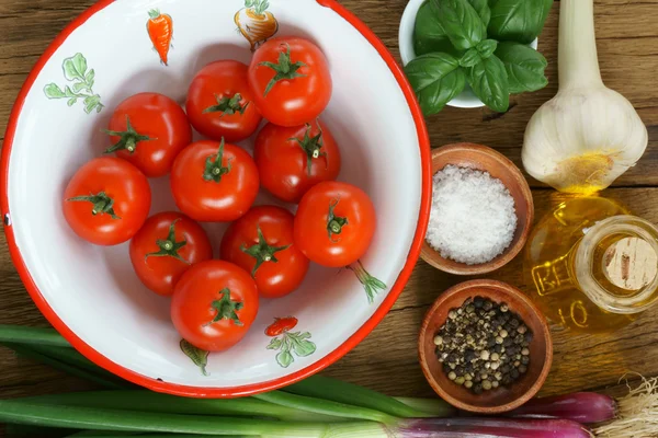 El primer plano de los ingredientes para la salsa de tomate —  Fotos de Stock