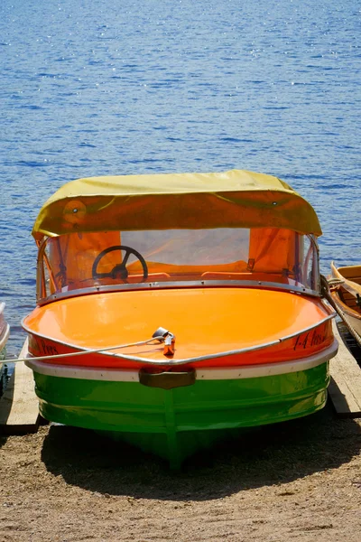 Одноместная лодка на озере — стоковое фото