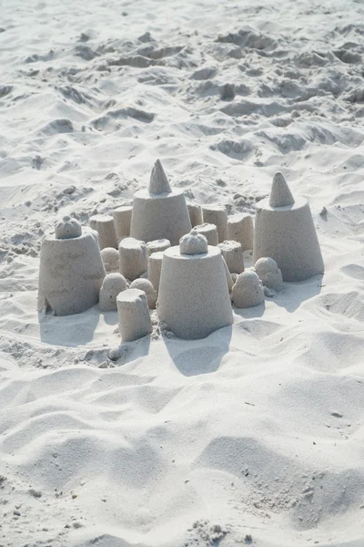 Маленький замок с песком — стоковое фото