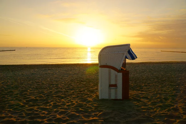 Strandkorb am Strand bei Sonnenaufgang — Stockfoto